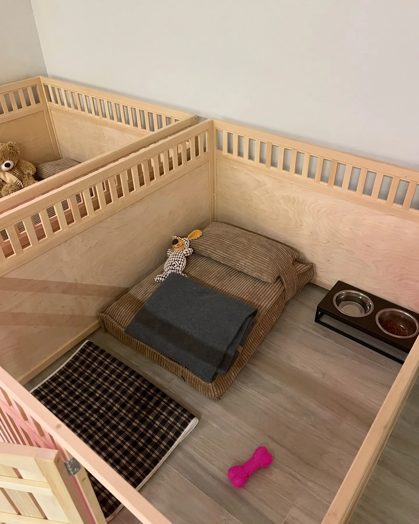 Дерев'яний вольєр із лежанкою у зооготелі Little Paw