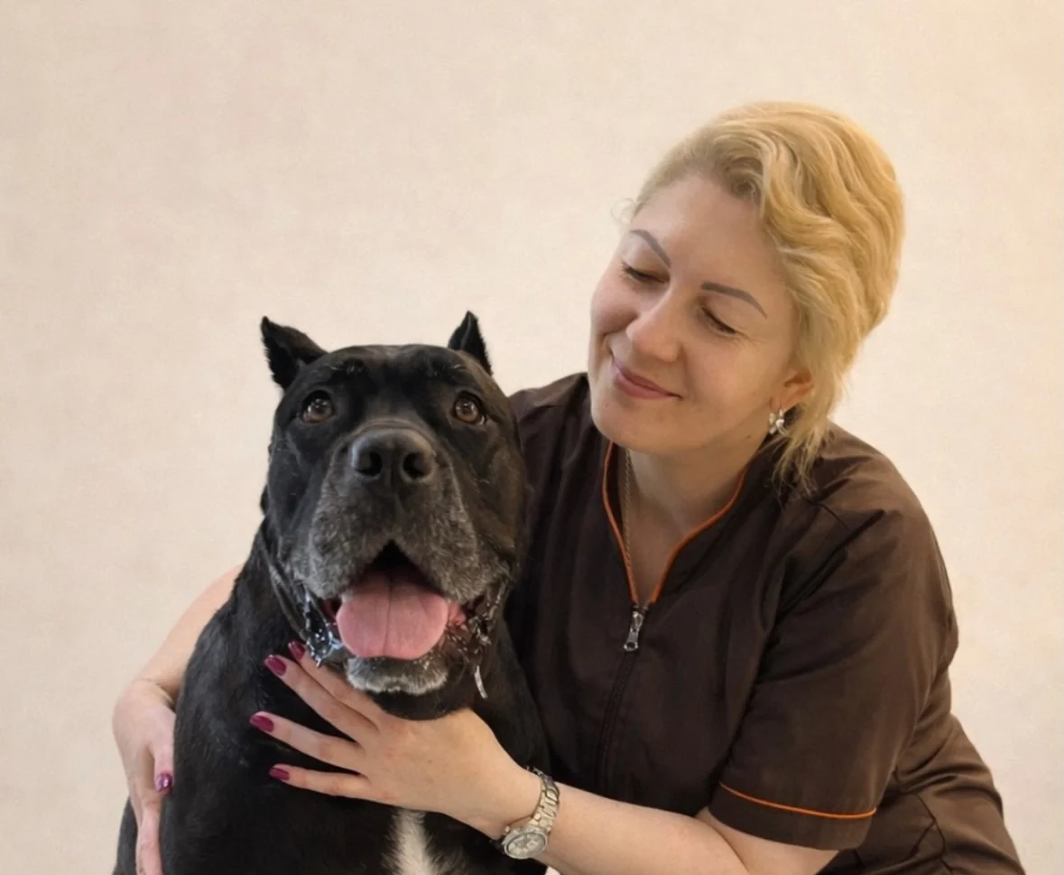 Ганна, майстриня грумінгу Little Paw, обіймає песика
